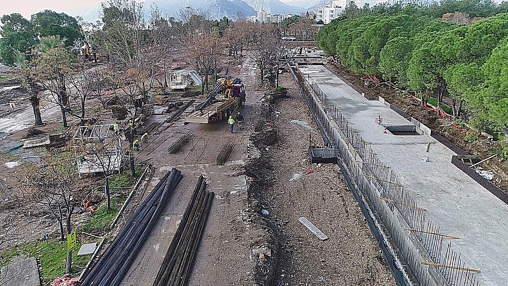 Dünyaca ünlü Konyaaltı sahili yeni yüzüyle yaz ayına yetiştirilmeye çalışılıyor