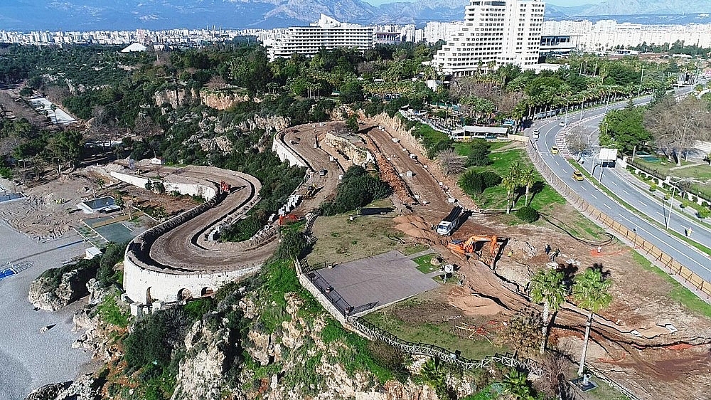 Dünyaca ünlü Konyaaltı sahili yeni yüzüyle yaz ayına yetiştirilmeye çalışılıyor