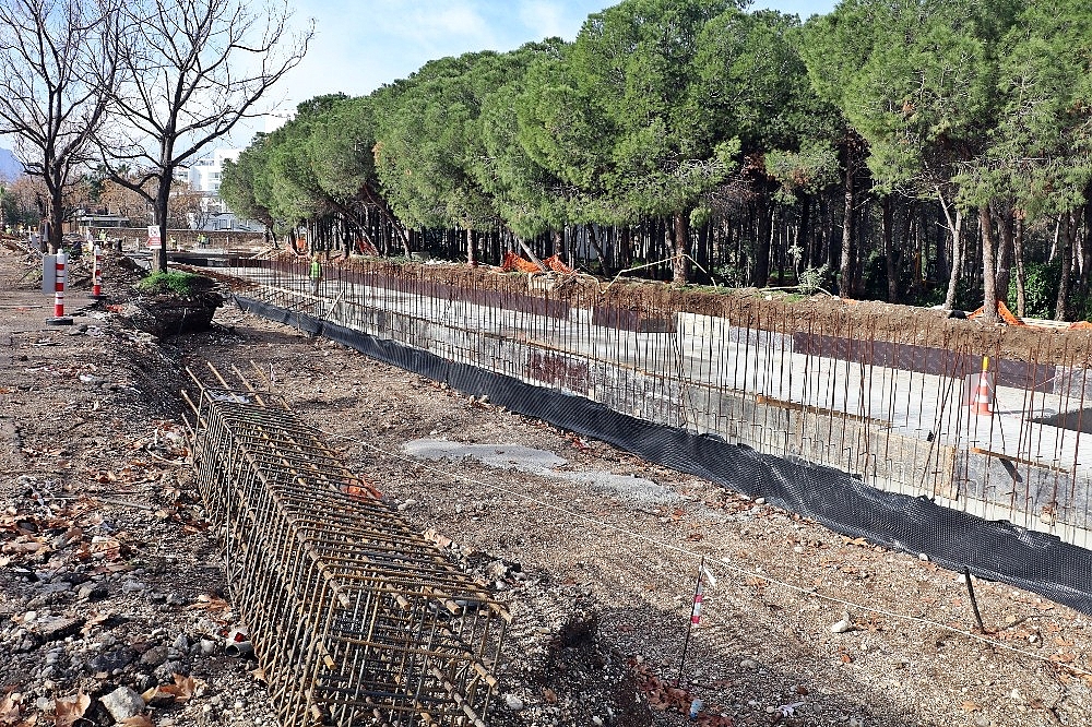 Dünyaca ünlü Konyaaltı sahili yeni yüzüyle yaz ayına yetiştirilmeye çalışılıyor