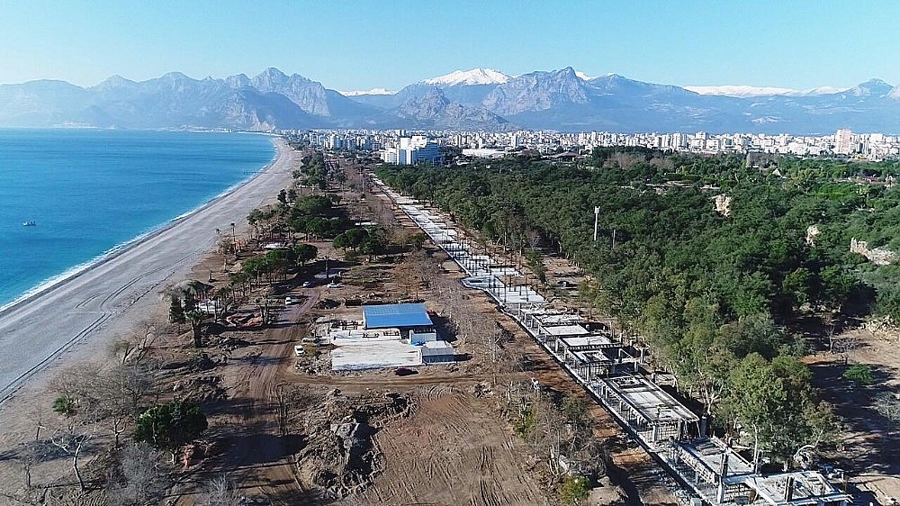Dünyaca ünlü Konyaaltı sahili yeni yüzüyle yaz ayına yetiştirilmeye çalışılıyor