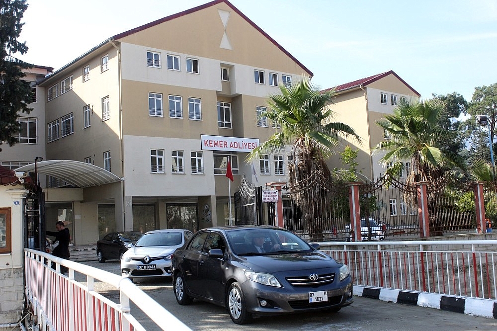 FETÖ'den kapatılan okulda tuvalet arkasında gizli toplantı salonu bulundu! (Videolu)