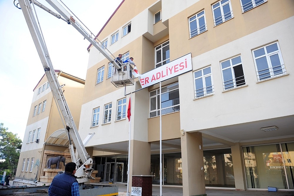FETÖ'den kapatılan okulda tuvalet arkasında gizli toplantı salonu bulundu! (Videolu)