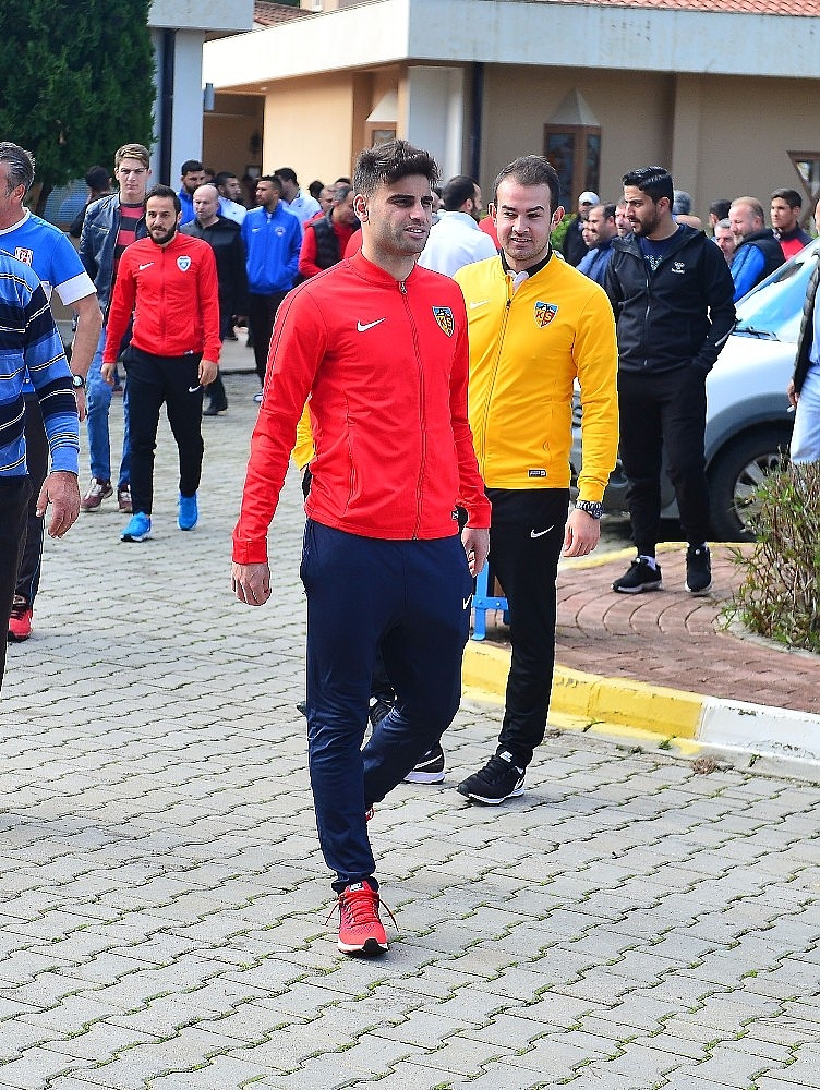 Futbolcular Cuma namazında