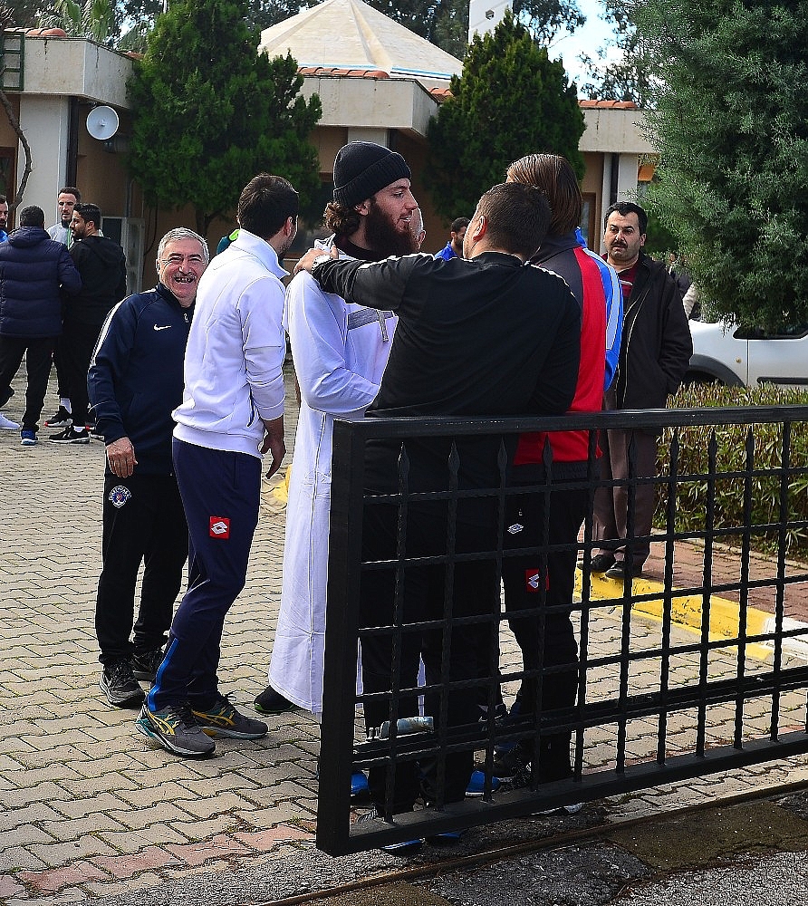 Futbolcular Cuma namazında
