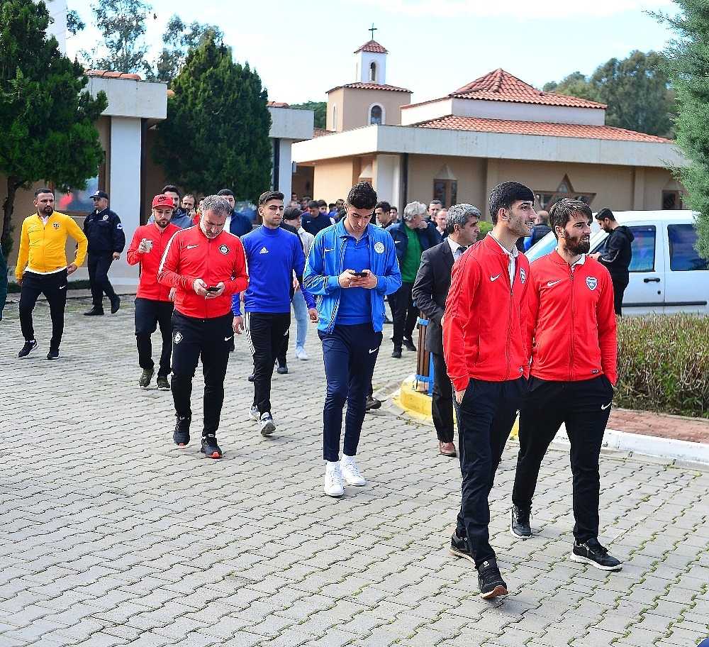 Futbolcular Cuma namazında