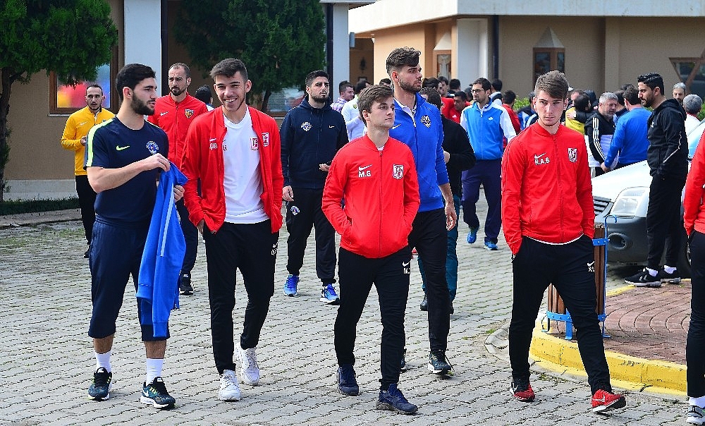 Futbolcular Cuma namazında