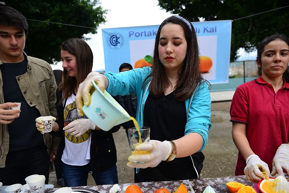 Gazlı içecek içmek yerine portakal sıkıp ikram ettiler