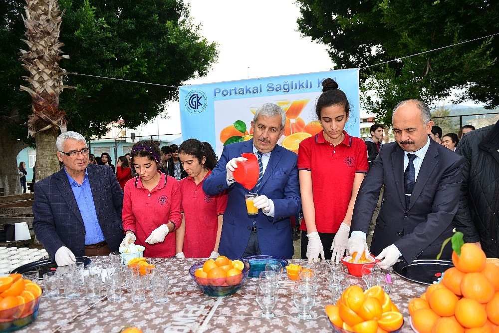 Gazlı içecek içmek yerine portakal sıkıp ikram ettiler