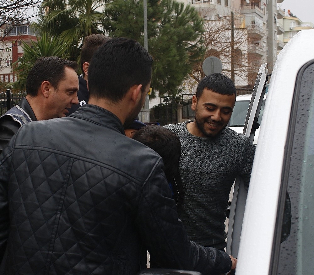 Gülen kapkaçcı kaçamadı!