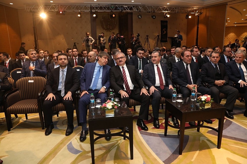 Hakemler kokartlarını teslim aldı