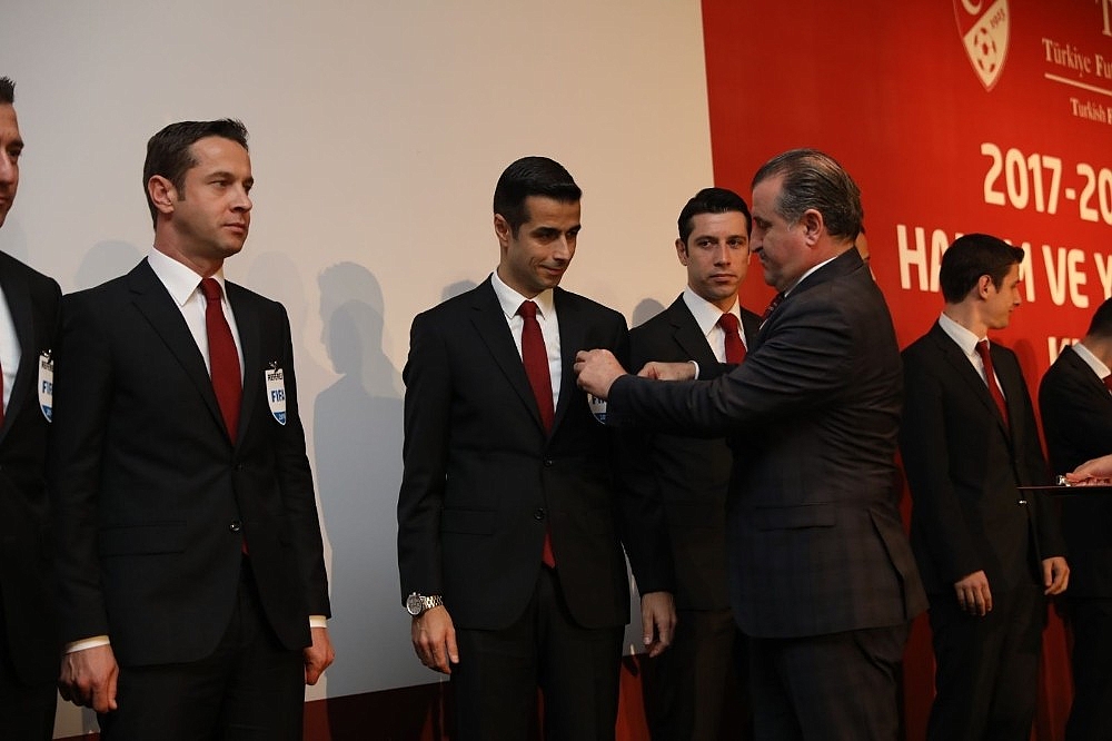 Hakemler kokartlarını teslim aldı