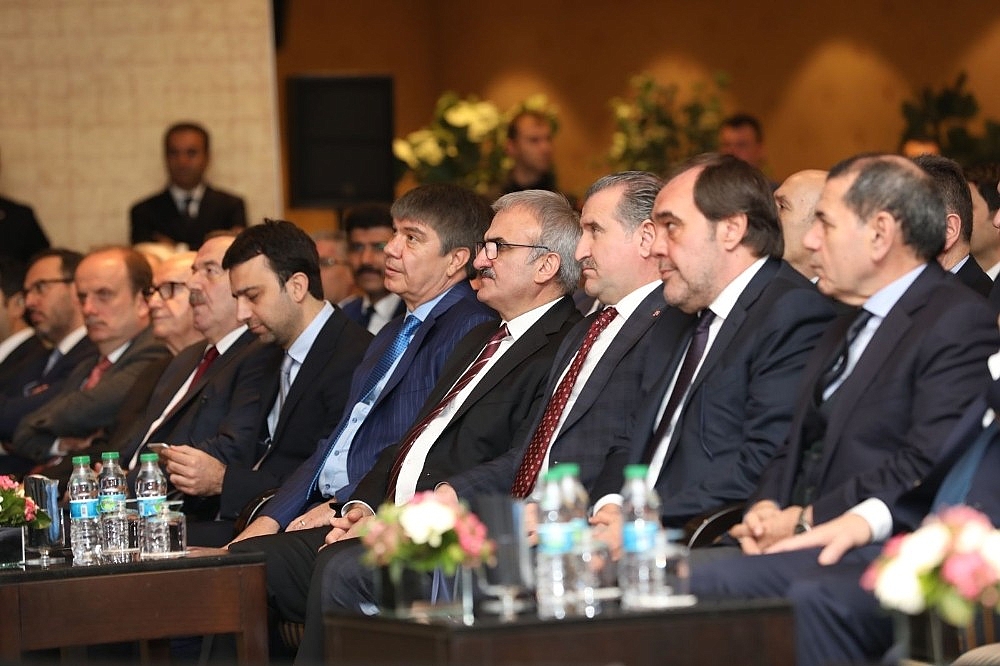 Hakemler kokartlarını teslim aldı