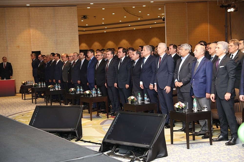 Hakemler kokartlarını teslim aldı