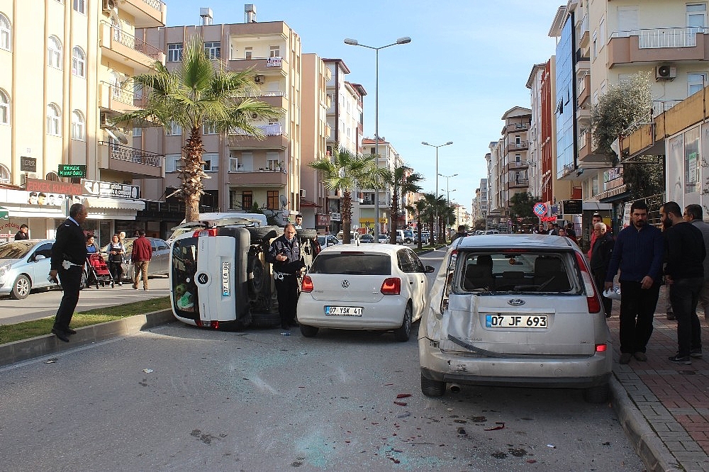 Manavgat'ta cipin çarptığı araç devrildi: 2 yaralı!