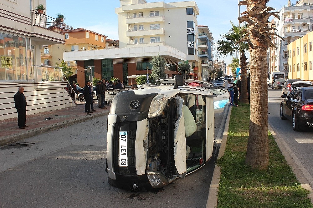 Manavgat'ta cipin çarptığı araç devrildi: 2 yaralı!