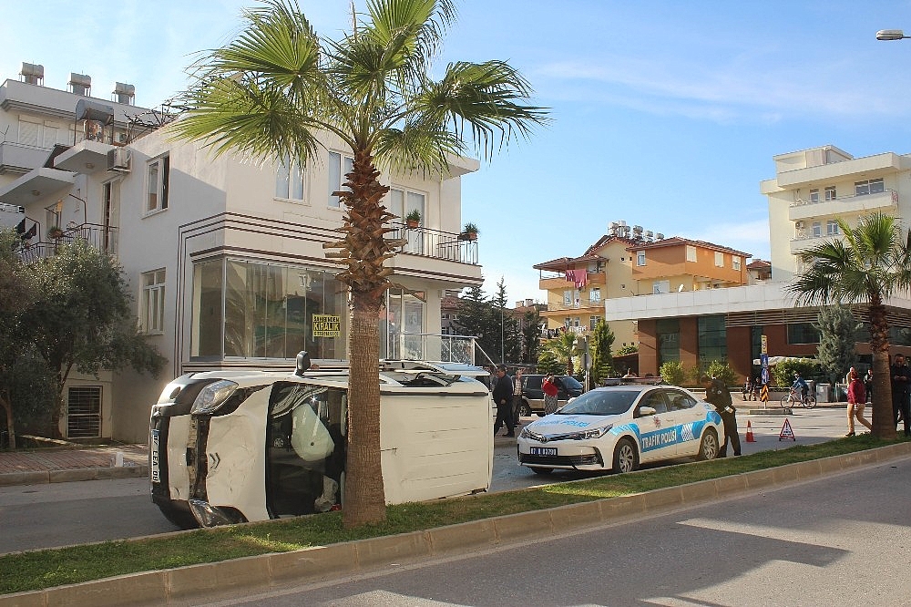 Manavgat'ta cipin çarptığı araç devrildi: 2 yaralı!