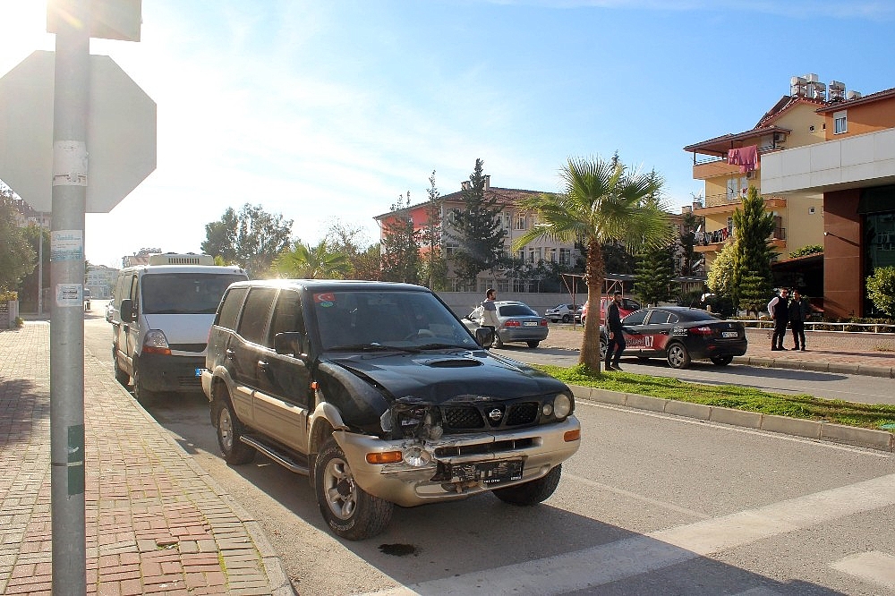 Manavgat'ta cipin çarptığı araç devrildi: 2 yaralı!