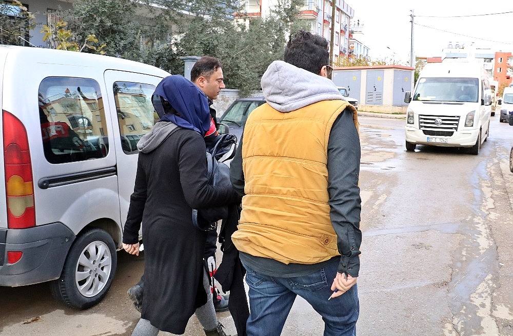 Oğlunu uyutup alt komşuya misafirliğe giden anneye 'modern hırsız' şoku! (Videolu)