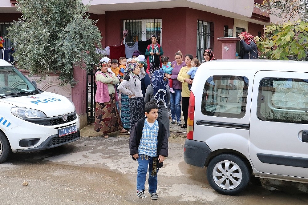 Oğlunu uyutup alt komşuya misafirliğe giden anneye 'modern hırsız' şoku! (Videolu)