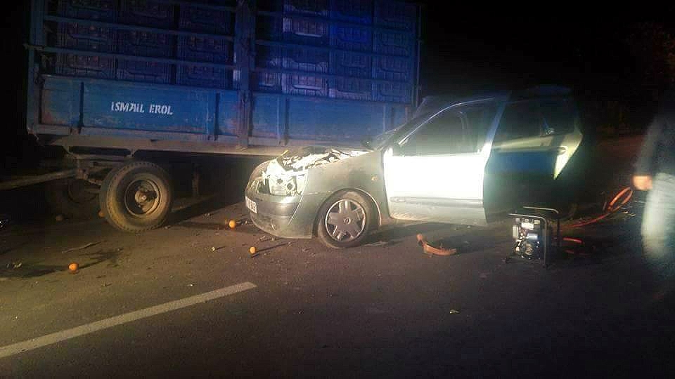 Otomobil, portakal yüklü traktör römorkuna çarptı: 1 ölü, 3 yaralı!