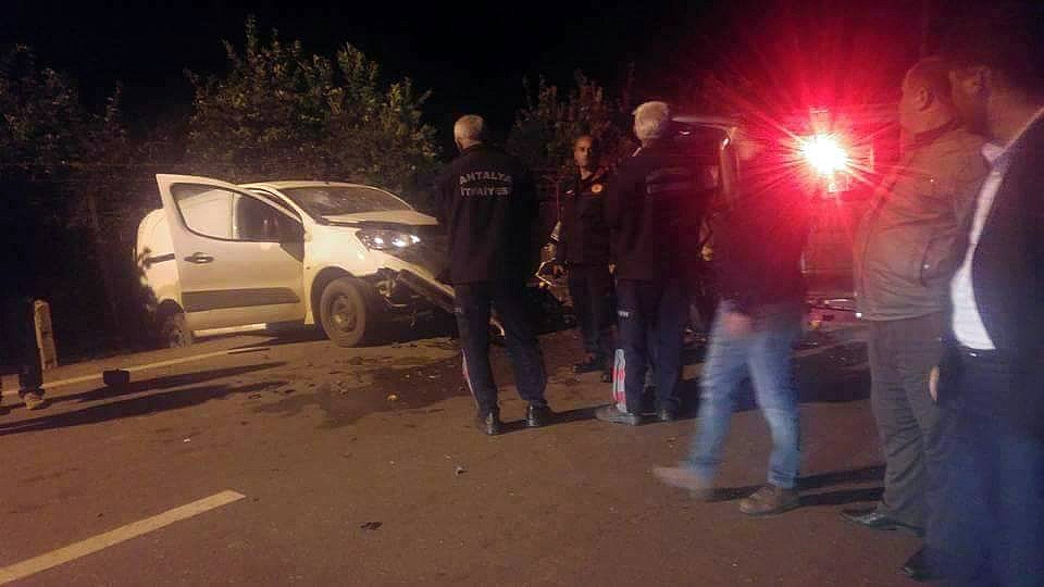 Otomobil, portakal yüklü traktör römorkuna çarptı: 1 ölü, 3 yaralı!
