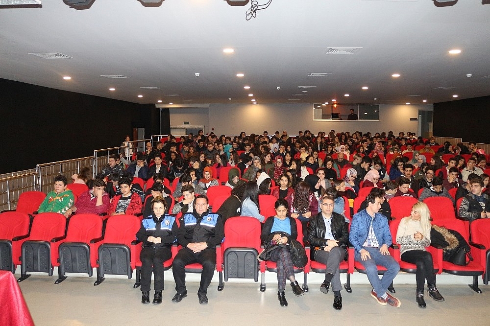 Polis, tiyatro ile uyuşturucunun zararlarını anlattı