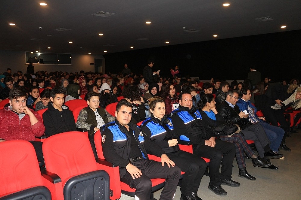 Polis, tiyatro ile uyuşturucunun zararlarını anlattı