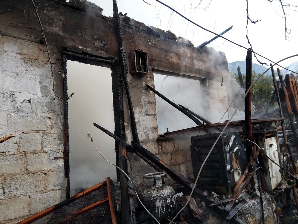 Yaşlı çiftin evi yangında kullanılamaz hale geldi!