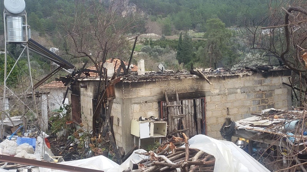 Yaşlı çiftin evi yangında kullanılamaz hale geldi!