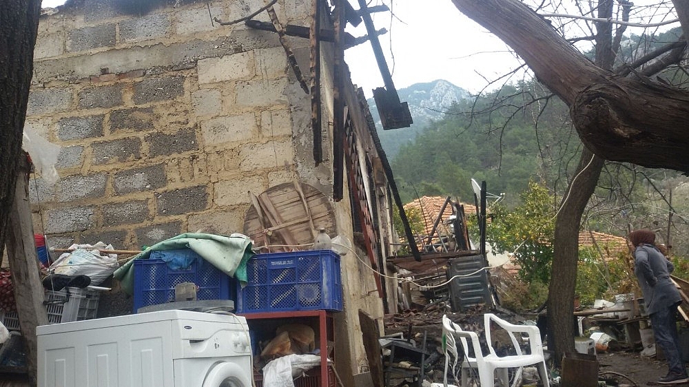Yaşlı çiftin evi yangında kullanılamaz hale geldi!