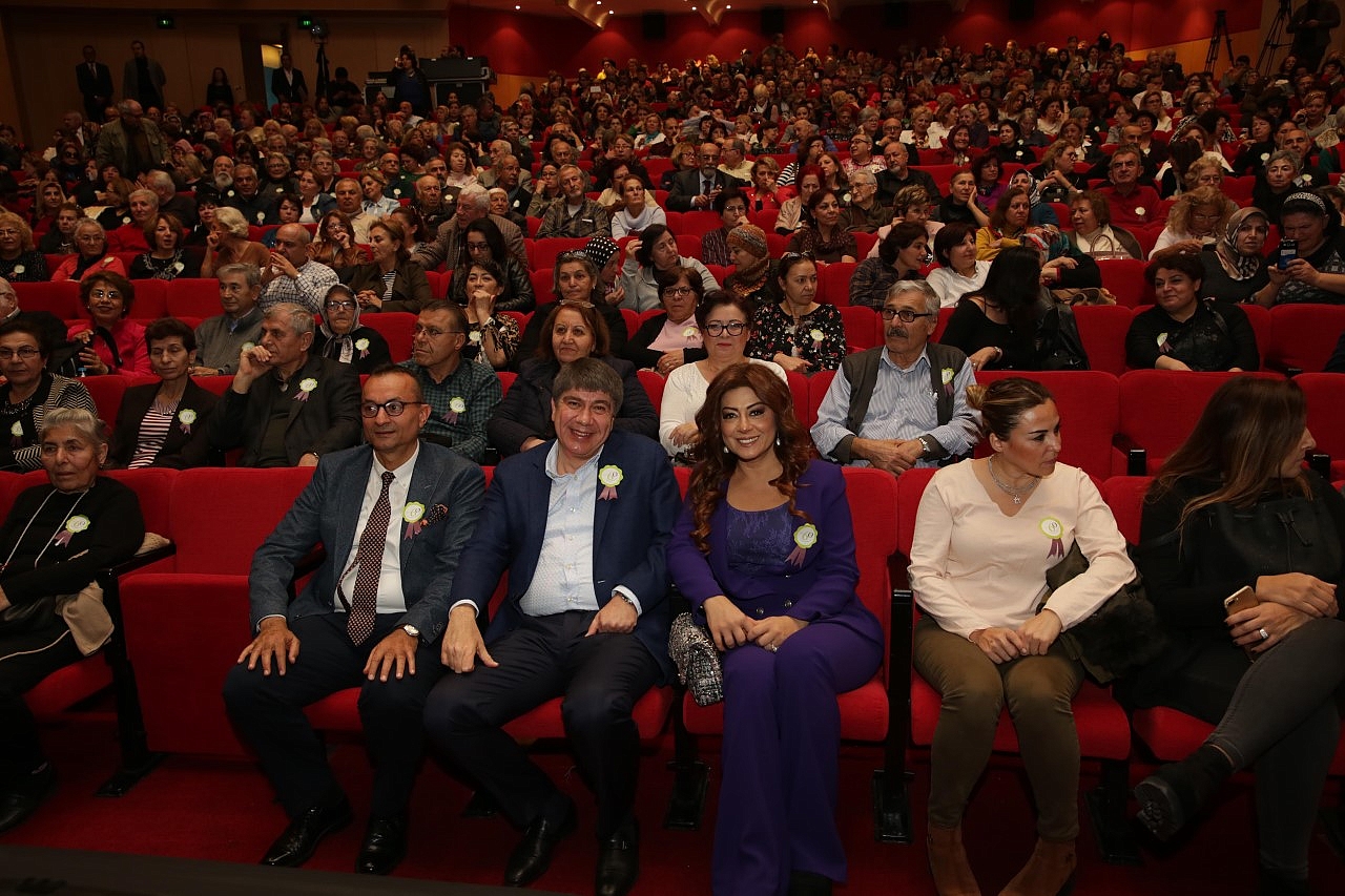Tazelenme Üniversitesi Nükhet Duru ile eğlendi