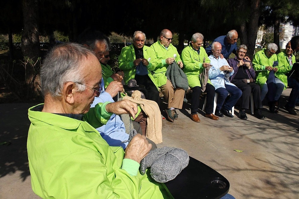 60 yaş üzeri üniversitede sabah sporla başlayan derslerde erkek öğrenciler örgü örüp, kadınlar tamirat yapıyor