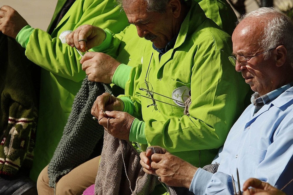 60 yaş üzeri üniversitede sabah sporla başlayan derslerde erkek öğrenciler örgü örüp, kadınlar tamirat yapıyor