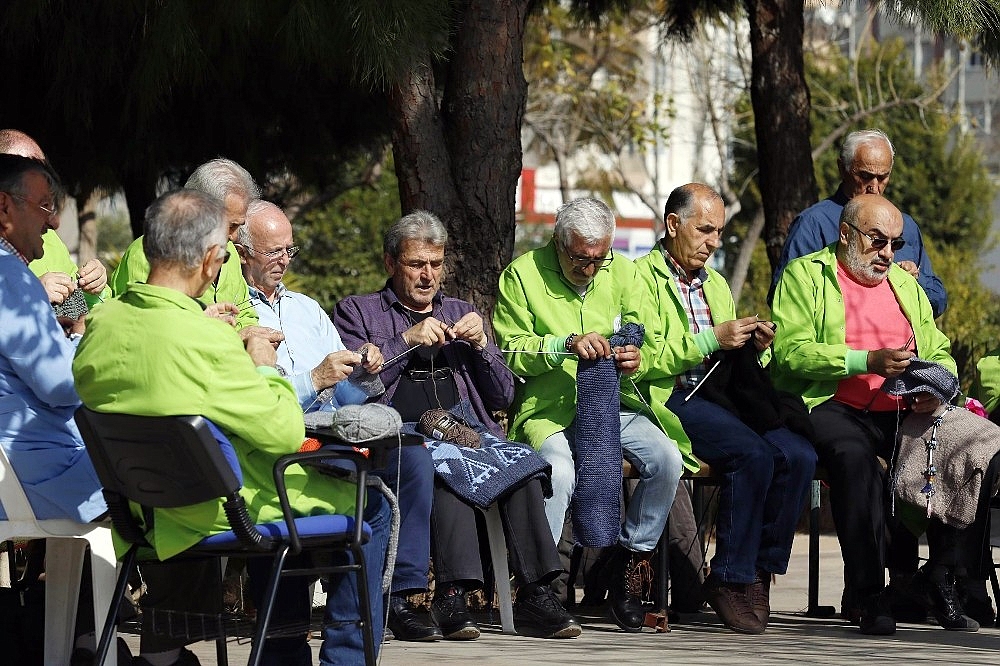 60 yaş üzeri üniversitede sabah sporla başlayan derslerde erkek öğrenciler örgü örüp, kadınlar tamirat yapıyor