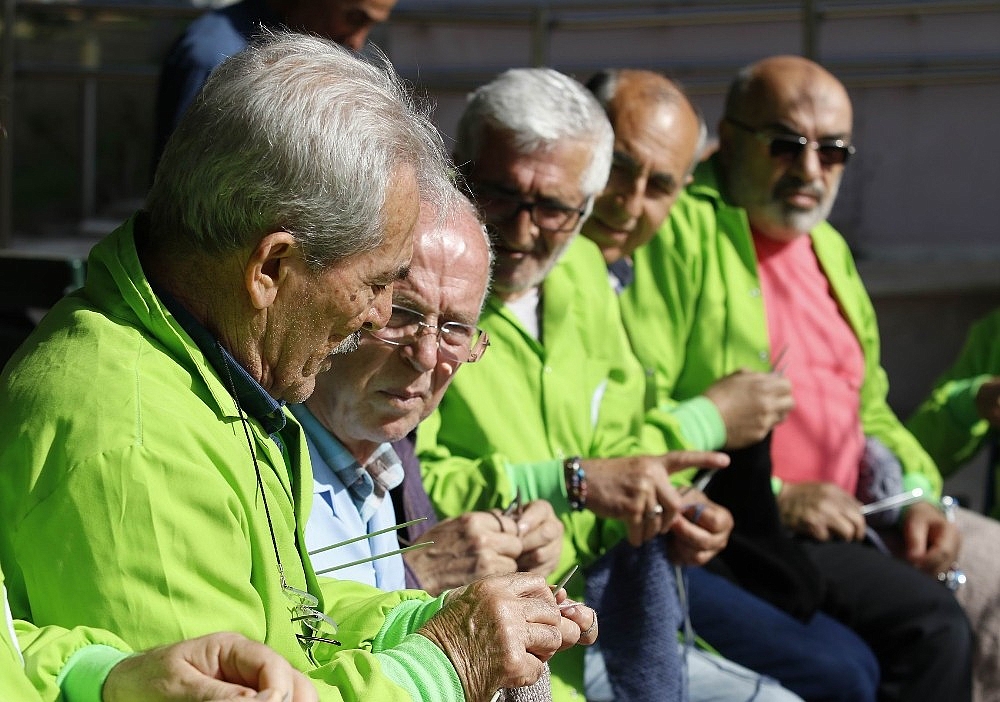 60 yaş üzeri üniversitede sabah sporla başlayan derslerde erkek öğrenciler örgü örüp, kadınlar tamirat yapıyor