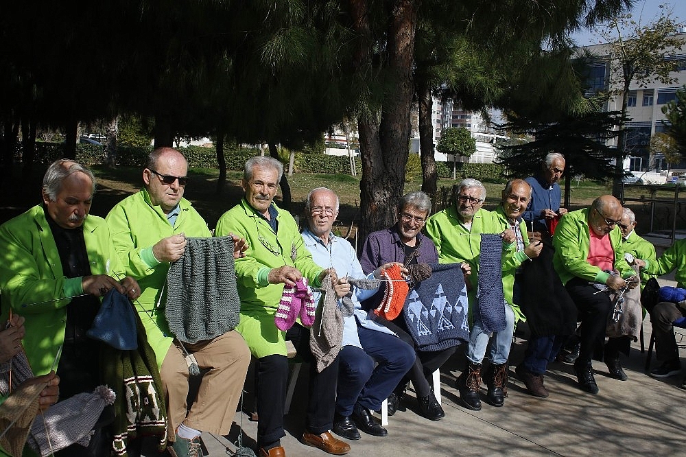 60 yaş üzeri üniversitede sabah sporla başlayan derslerde erkek öğrenciler örgü örüp, kadınlar tamirat yapıyor