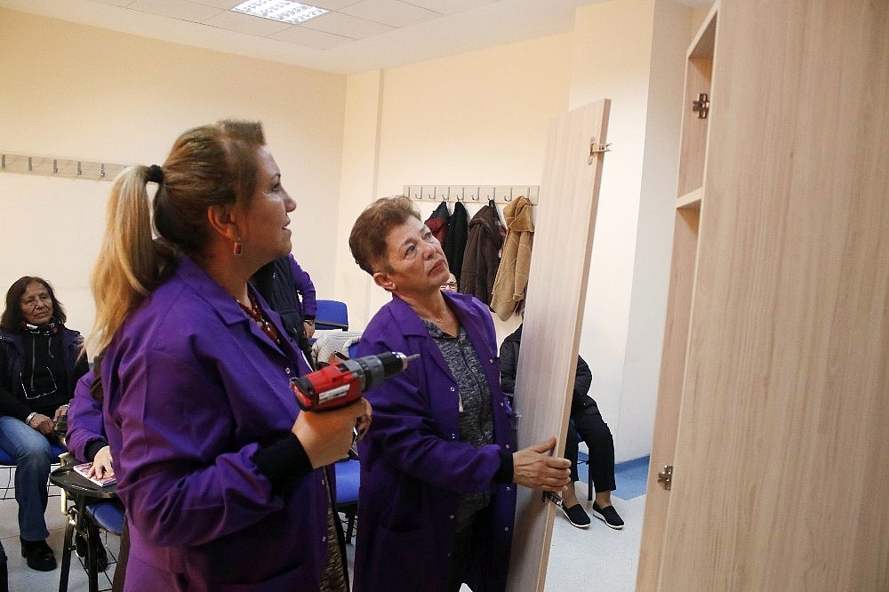 60 yaş üzeri üniversitede sabah sporla başlayan derslerde erkek öğrenciler örgü örüp, kadınlar tamirat yapıyor