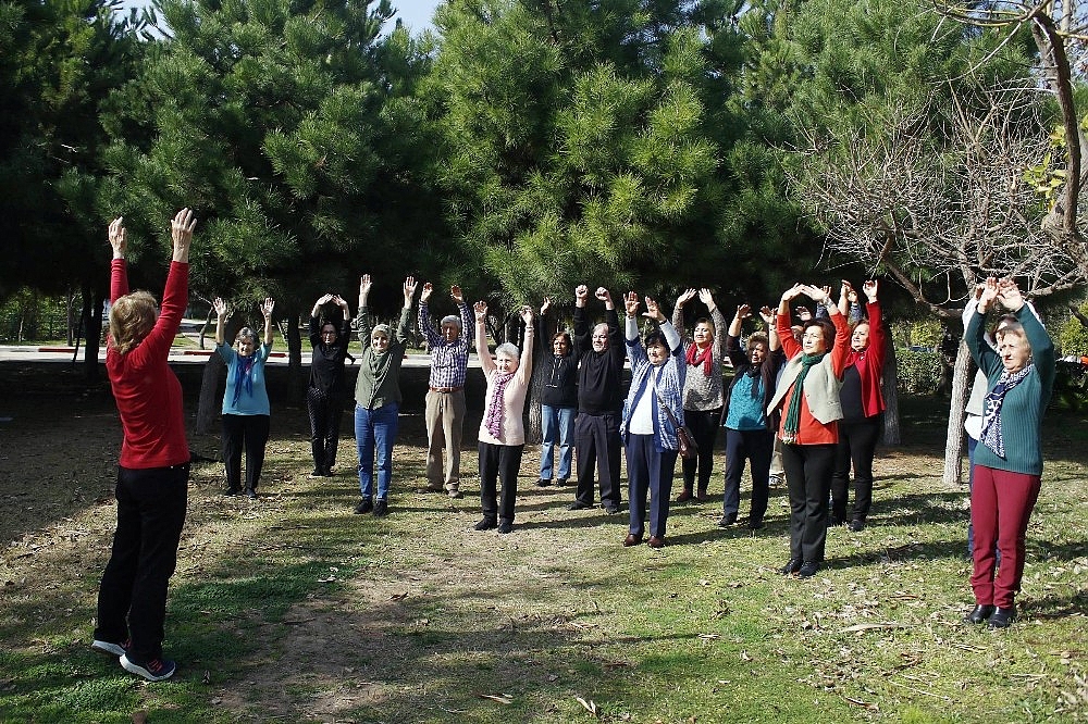 60 yaş üzeri üniversitede sabah sporla başlayan derslerde erkek öğrenciler örgü örüp, kadınlar tamirat yapıyor