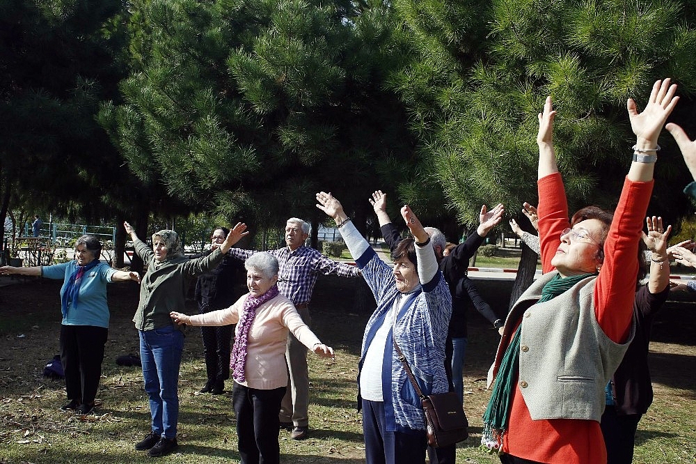 60 yaş üzeri üniversitede sabah sporla başlayan derslerde erkek öğrenciler örgü örüp, kadınlar tamirat yapıyor