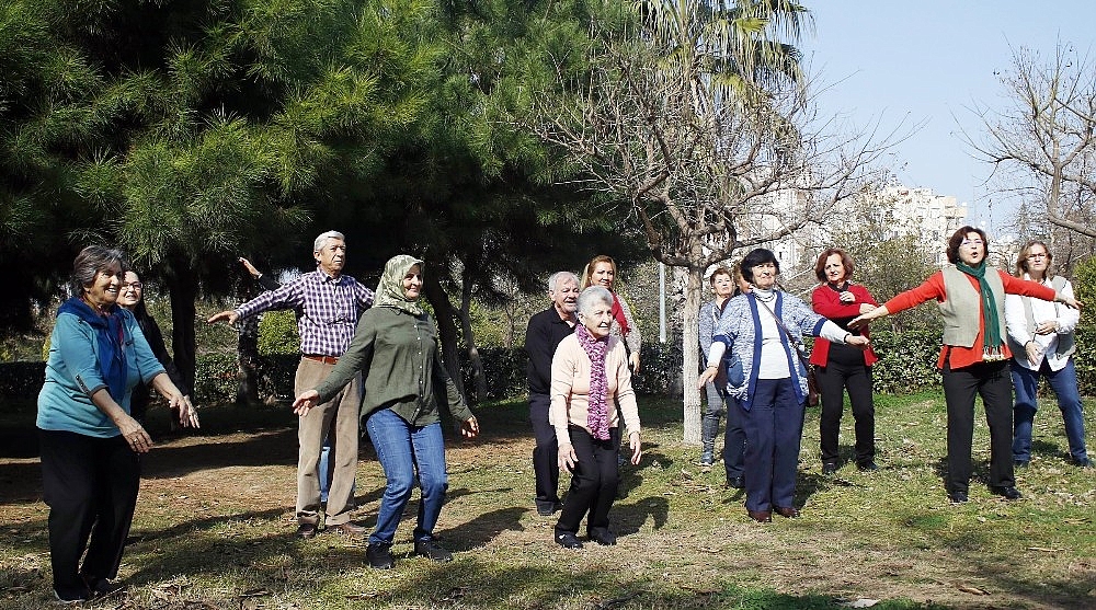 60 yaş üzeri üniversitede sabah sporla başlayan derslerde erkek öğrenciler örgü örüp, kadınlar tamirat yapıyor