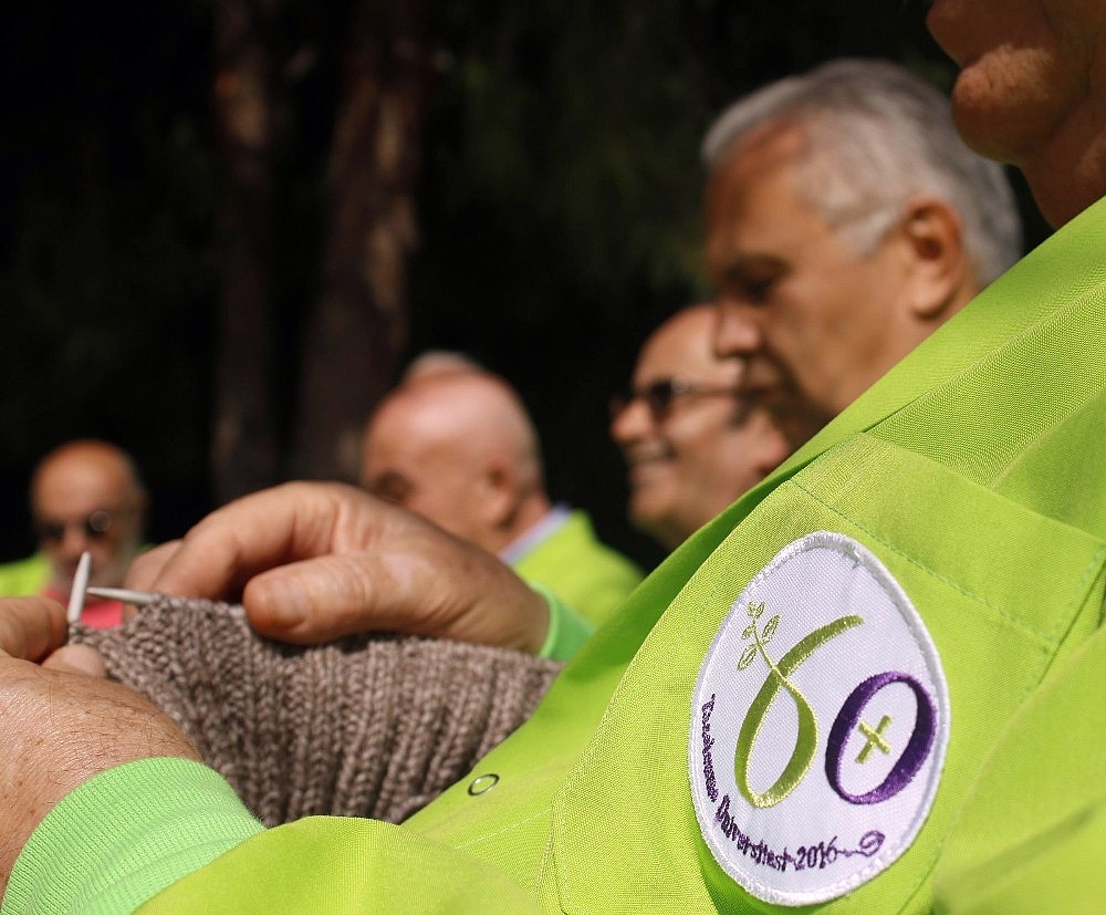 60 yaş üzeri üniversitede sabah sporla başlayan derslerde erkek öğrenciler örgü örüp, kadınlar tamirat yapıyor