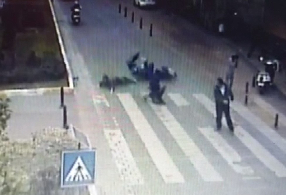 Anne ve çocuğu motosikletin altında kalmaktan son anda kurtuldu!