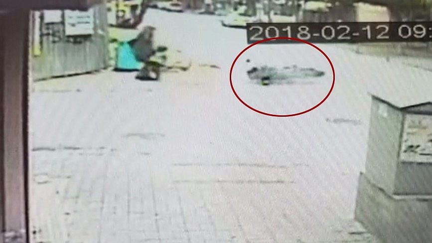 Anne ve çocuğu motosikletin altında kalmaktan son anda kurtuldu!