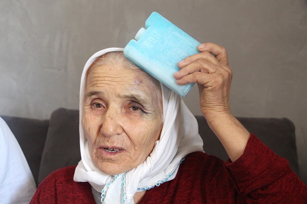 Antalya'da 80 yaşındaki kadına eski gelininden sokak ortasında dayak iddiası!