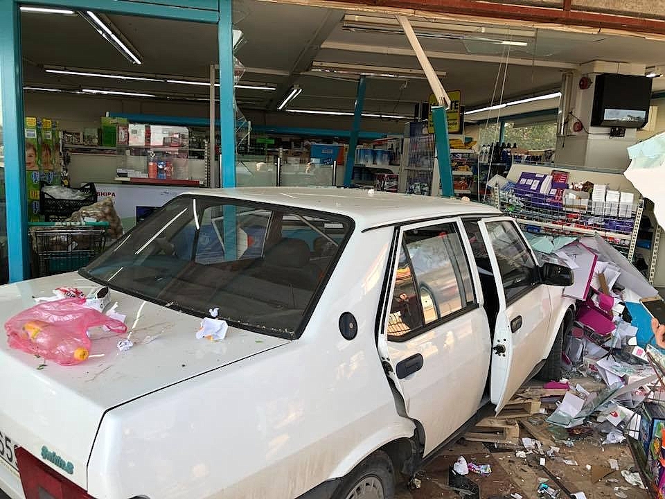 Antalya'da iki otomobil markete girdi!