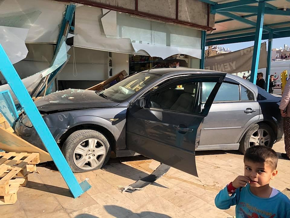 Antalya'da iki otomobil markete girdi!