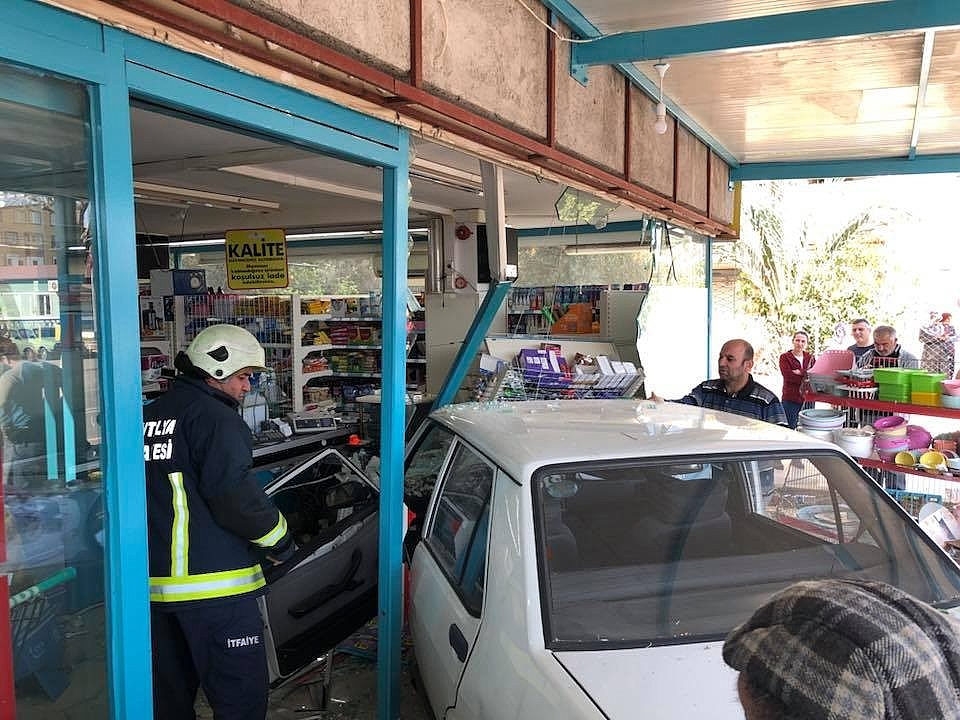 Antalya'da iki otomobil markete girdi!