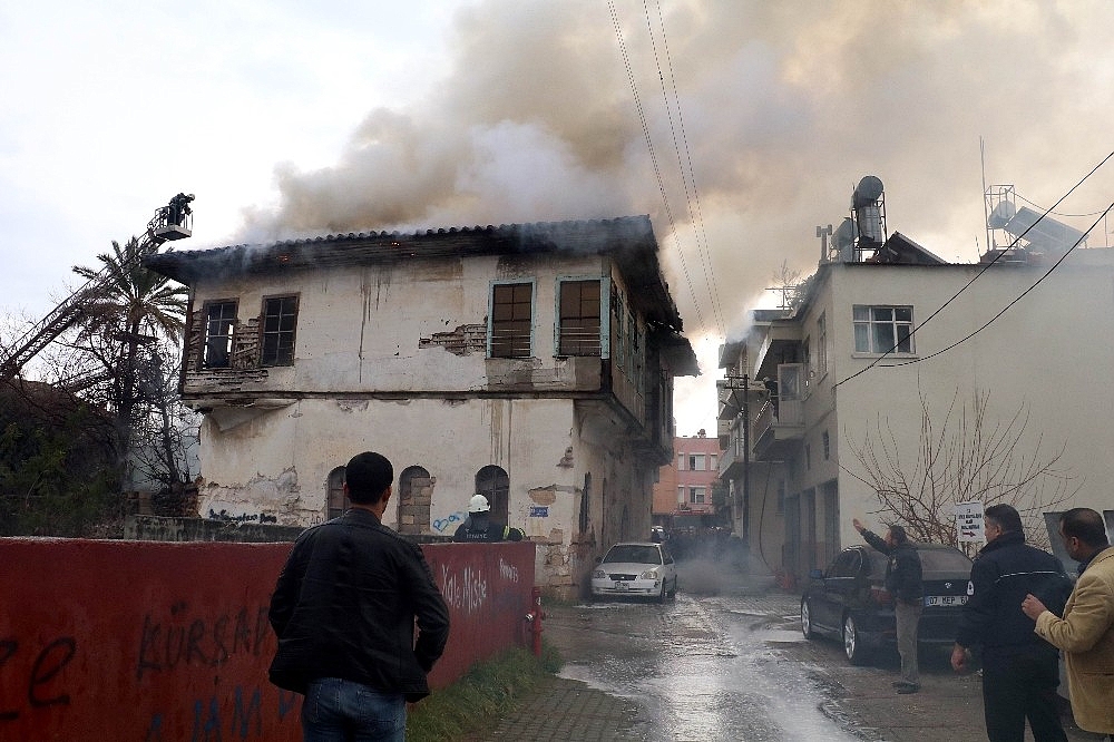 Antalya'da koruma altındaki tarihi ahşap bina kül oldu!