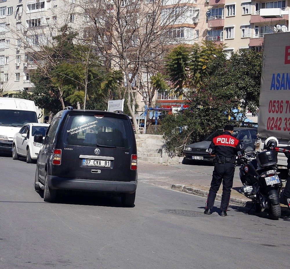 Antalya'da trafikte eli silahlı baygın kişi alarmı!
