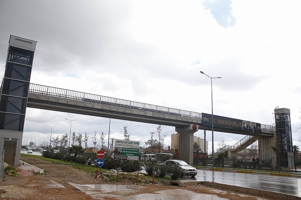 Antalya'da üst geçitteki asansörler yeniden yapıldı